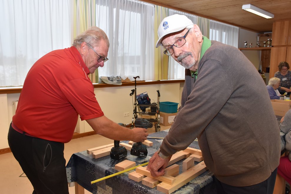 EA Gerhard Wachter und Hr. Stark beim Zusammenbauen