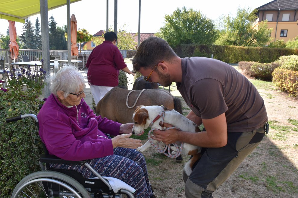 Eine Frau, ein Mann und ein Hund.