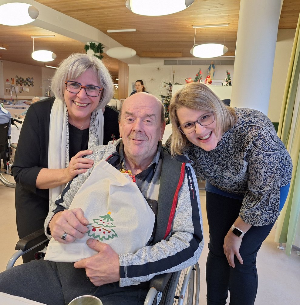 Zwei Frauen und ein Mann.