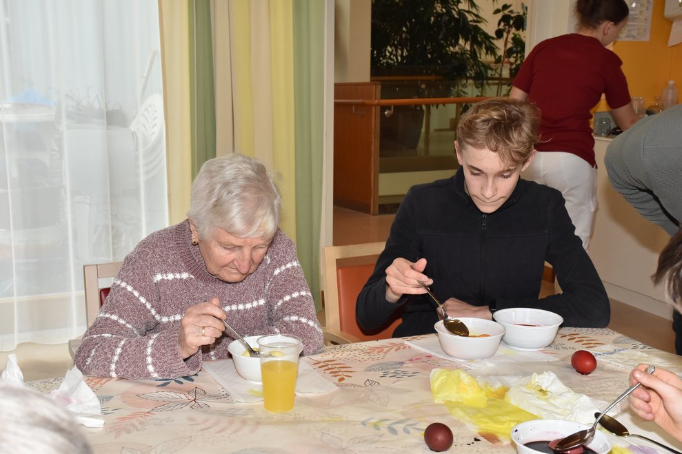 Eine Frau und ein Mann.