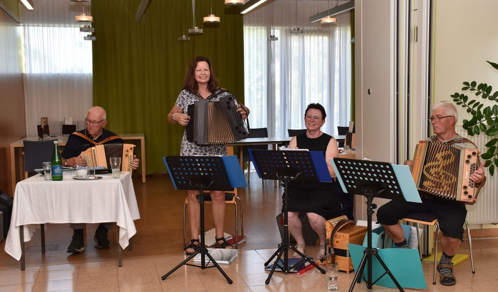 Die Musiker spielen auf.