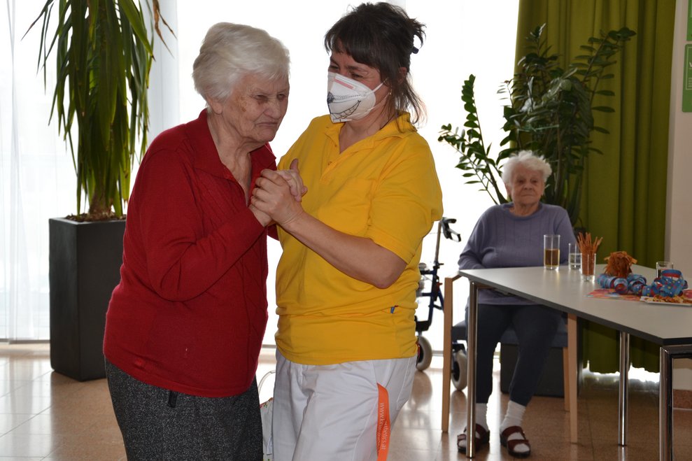 Bewohnerin tanzt mit Betreuerin
