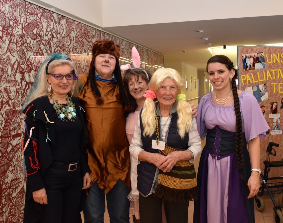 Gruppenfoto von maskierten Ehrenamtlichen und Personal.