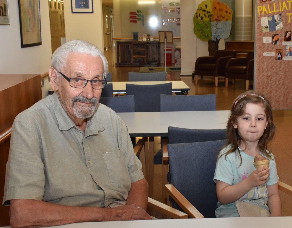 Herr Stark mit kleinem Kindergartenkind.