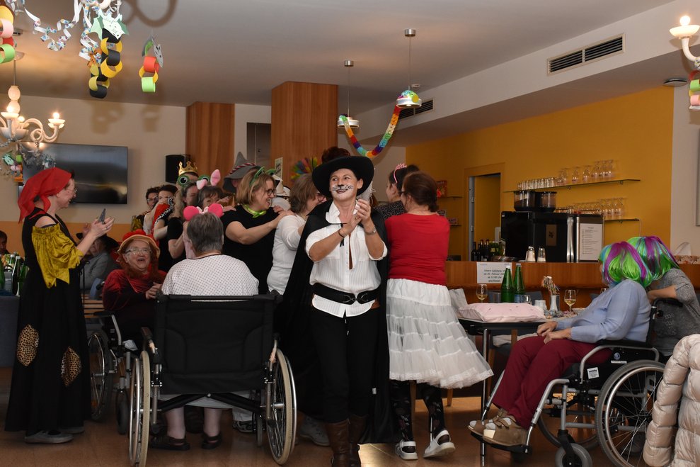 Polonaise durch die Cafeteria.