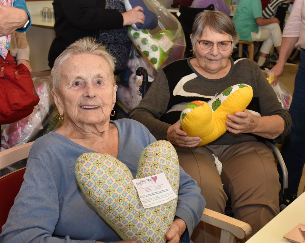 Fr. Zwettler hält voller Freude ihr Stoffherz in den Händen.