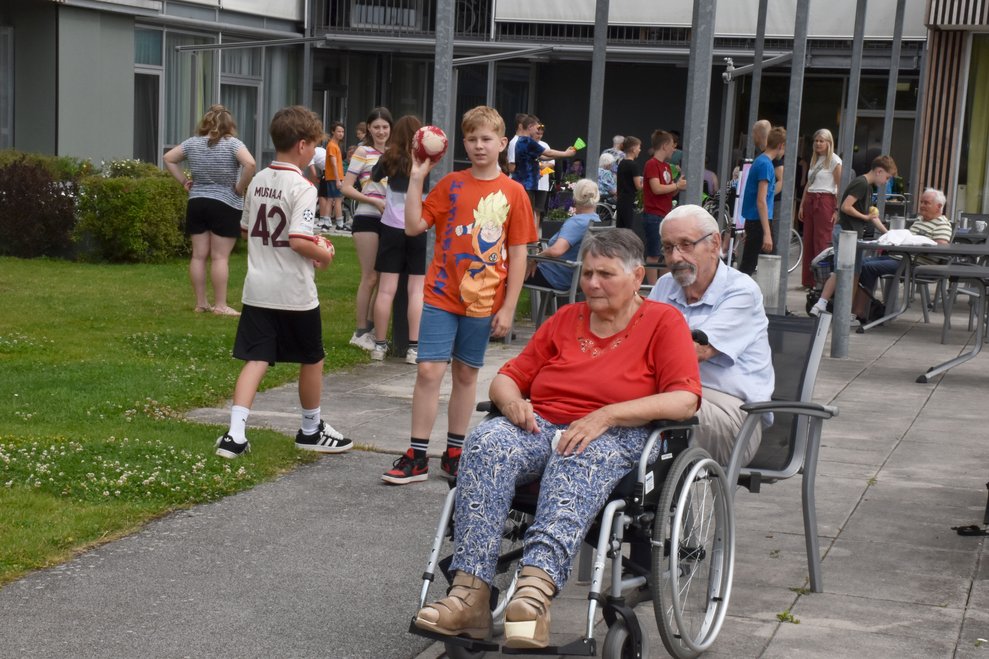 Schüler beim Kegeln.