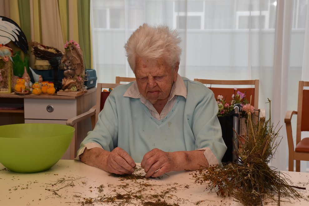 Frau Mantsch beim Kräuter zerkleinern.