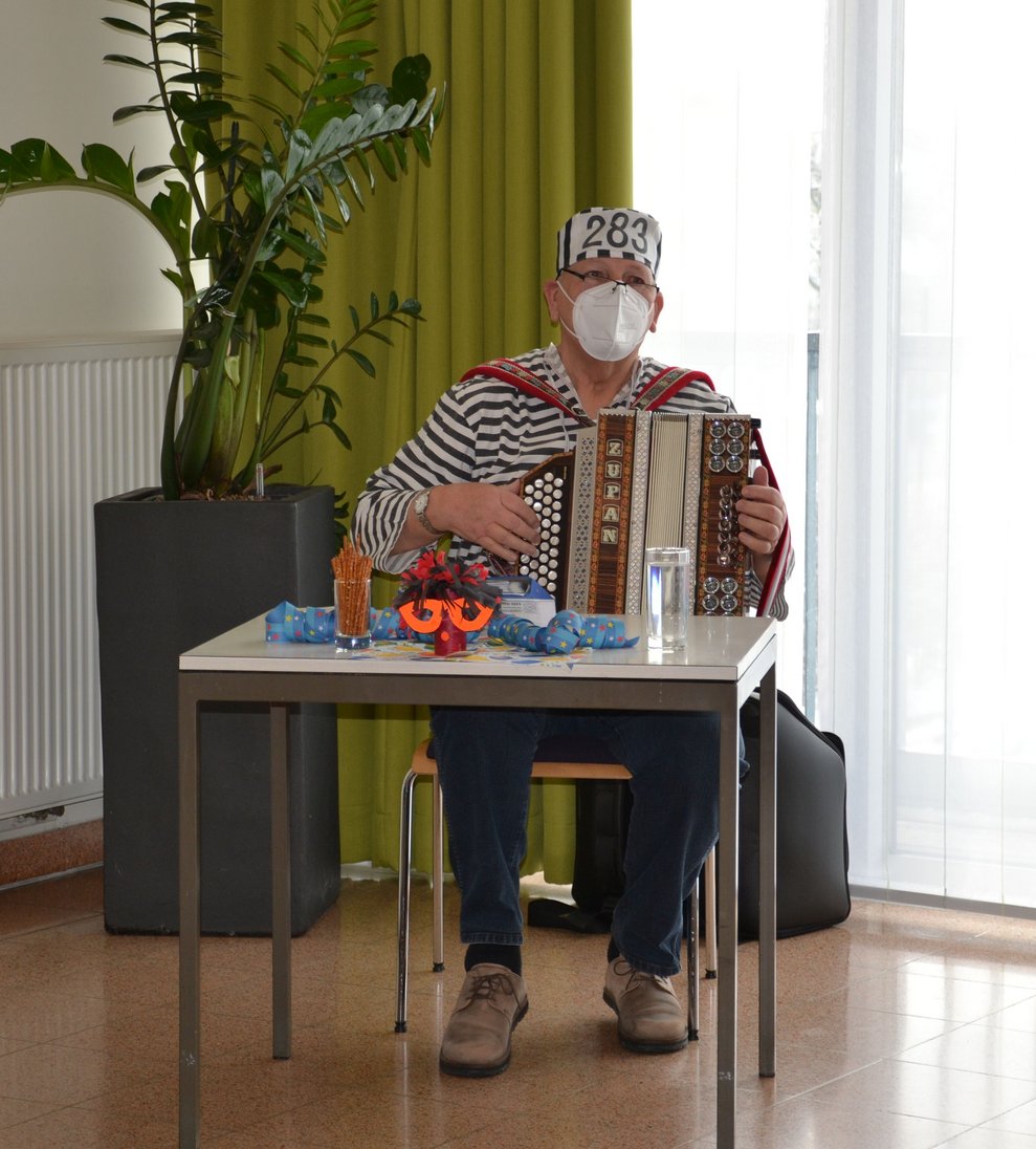 Mann spielt Ziehharmonika