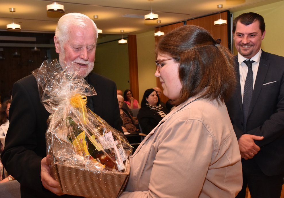 Diakon Josef Trinko bekommt einen Geschenkskorb.