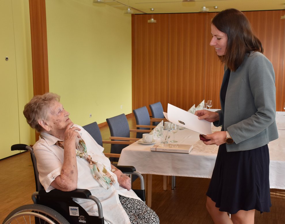 Frau Hirschkron und Frau Hennebichler.