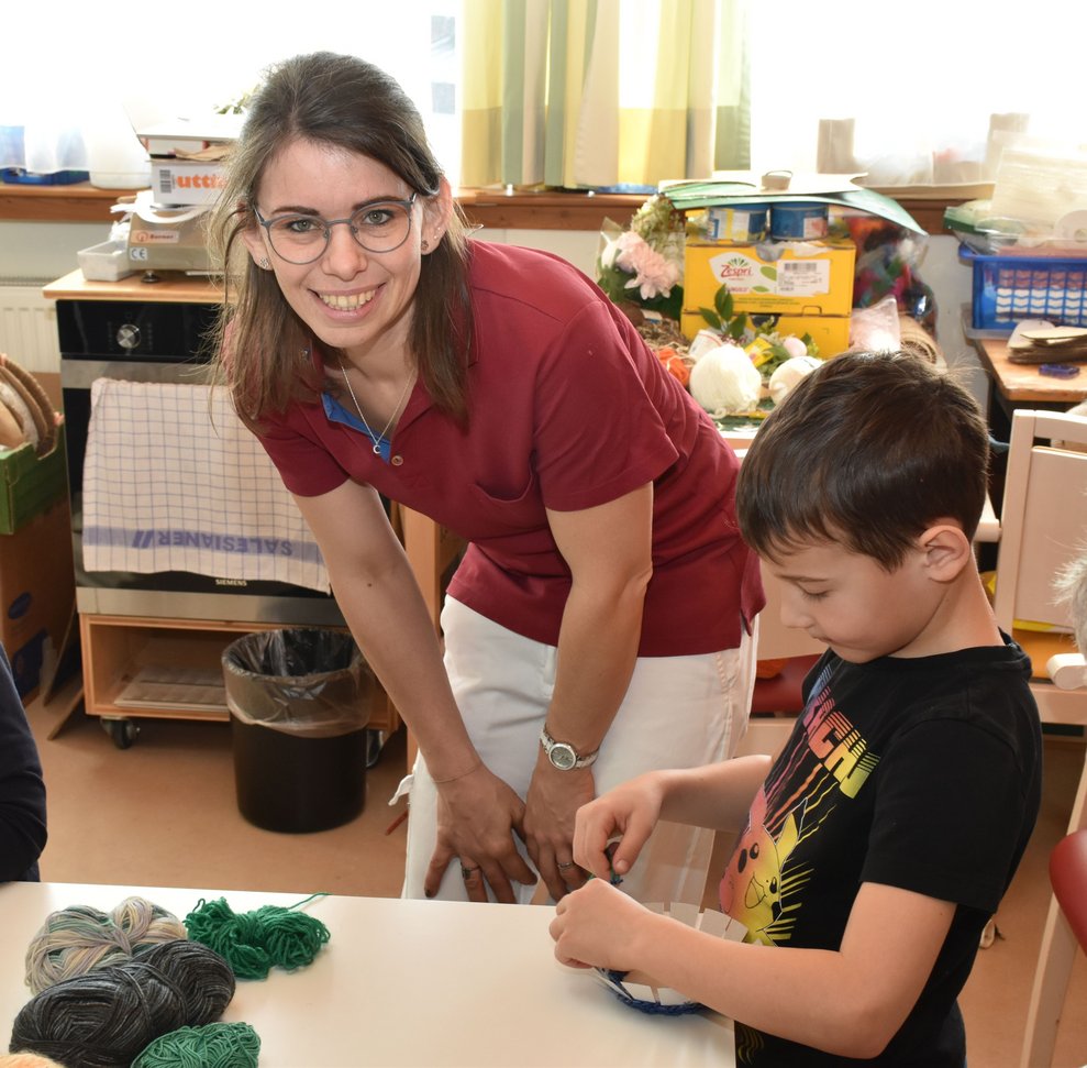 Eine Frau und ein Kind.