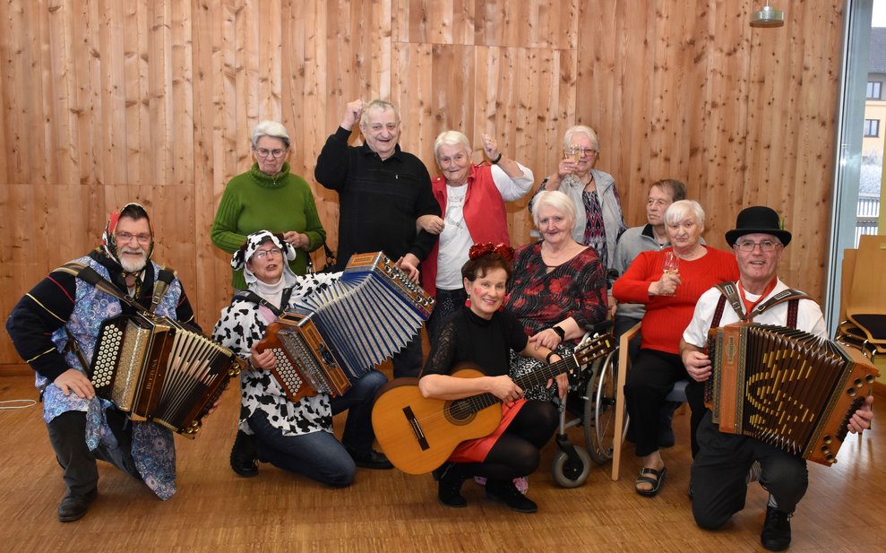 Gruppenfoto von der Musik und Bewohner vom PBZ.
