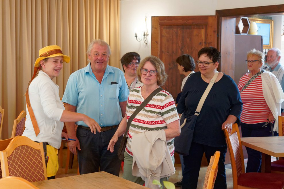 Die Ehrenamtlichen betreten das Restaurant. 