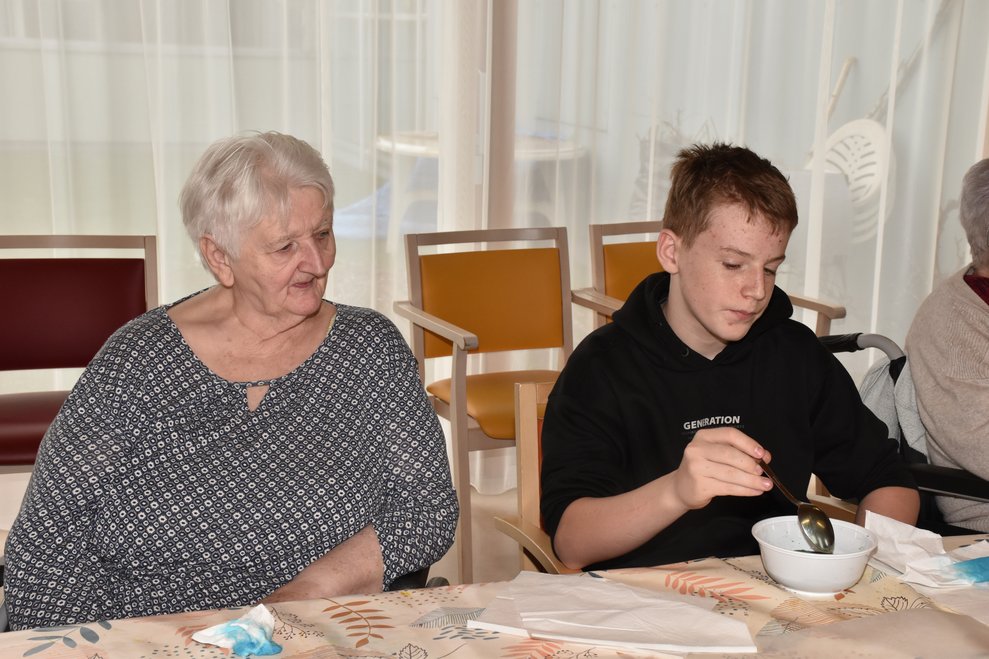 Eine Frau und ein Mann.