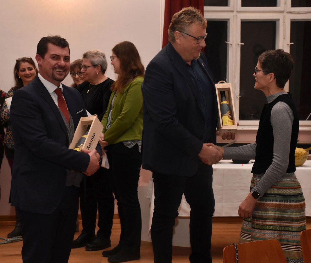 Pflegedirektorin Roswitha Astner wird von Dietmar Datler beschenkt