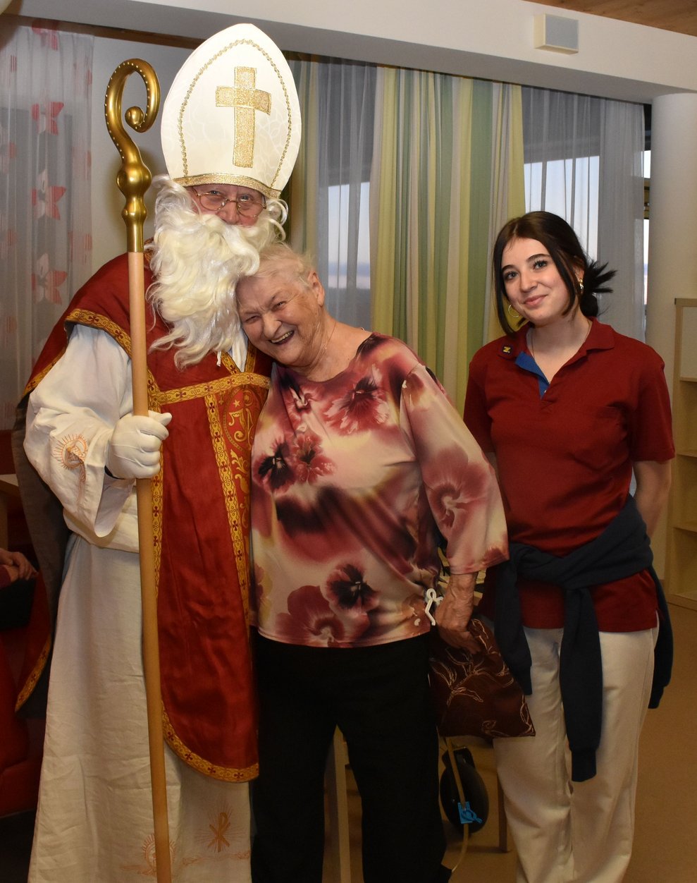 Fr. Widhalm mit Nikolaus und Praktikantin Shylien