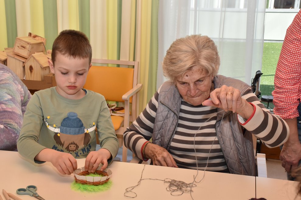 Ein Kind und eine Frau.