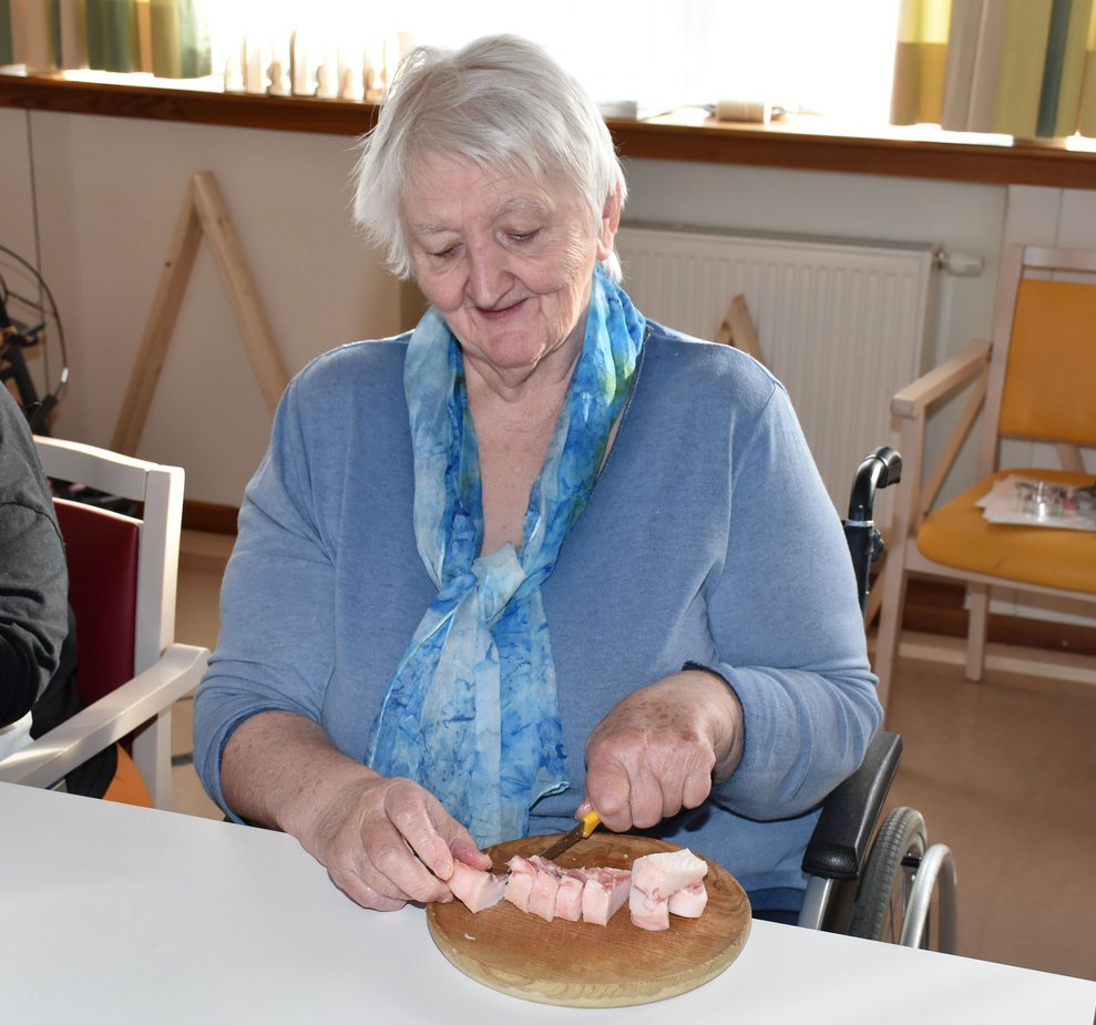 Gertrude Schmalzbauer schneidet Speck.