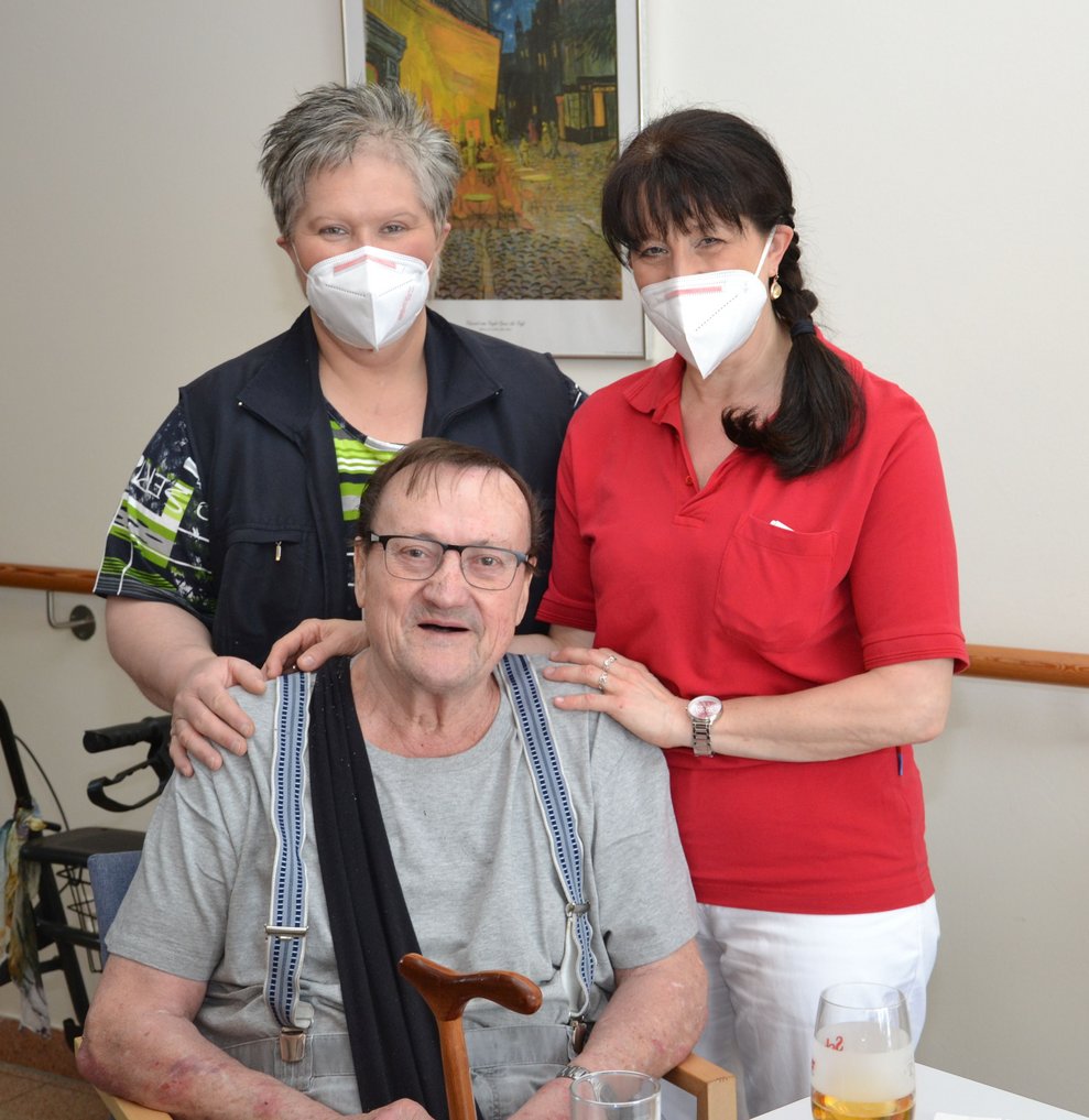 Michaela und Anita stehen neben Herr Kloiber.