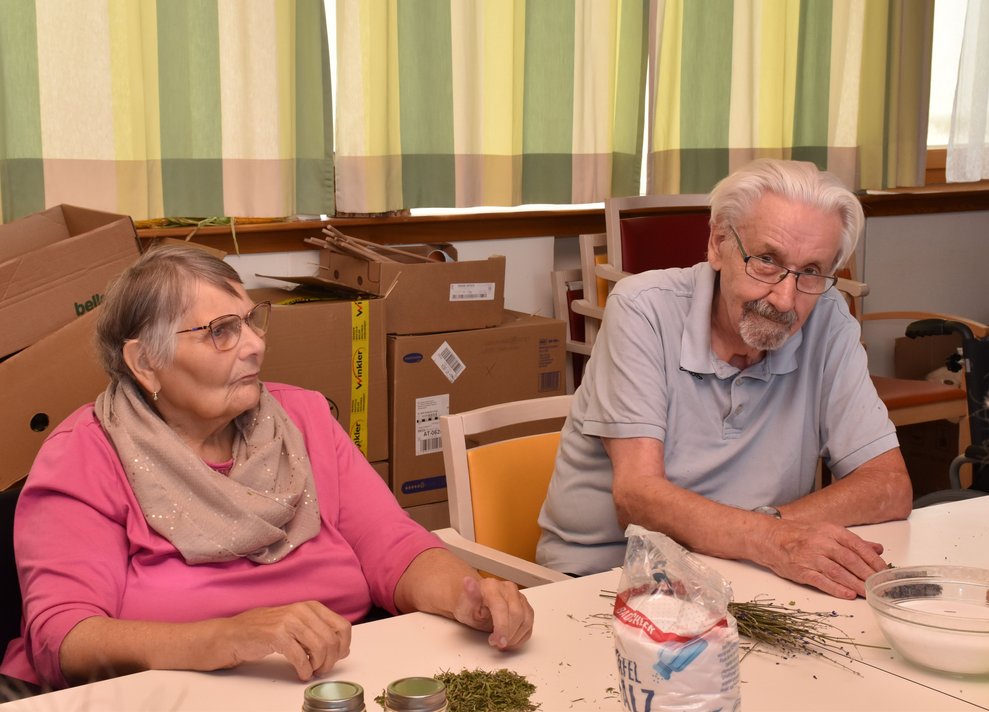 Eine Frau und ein Mann.