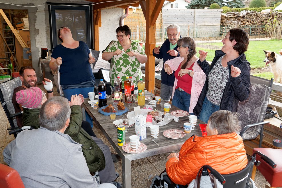 Gruppe tanzt zur Musik.