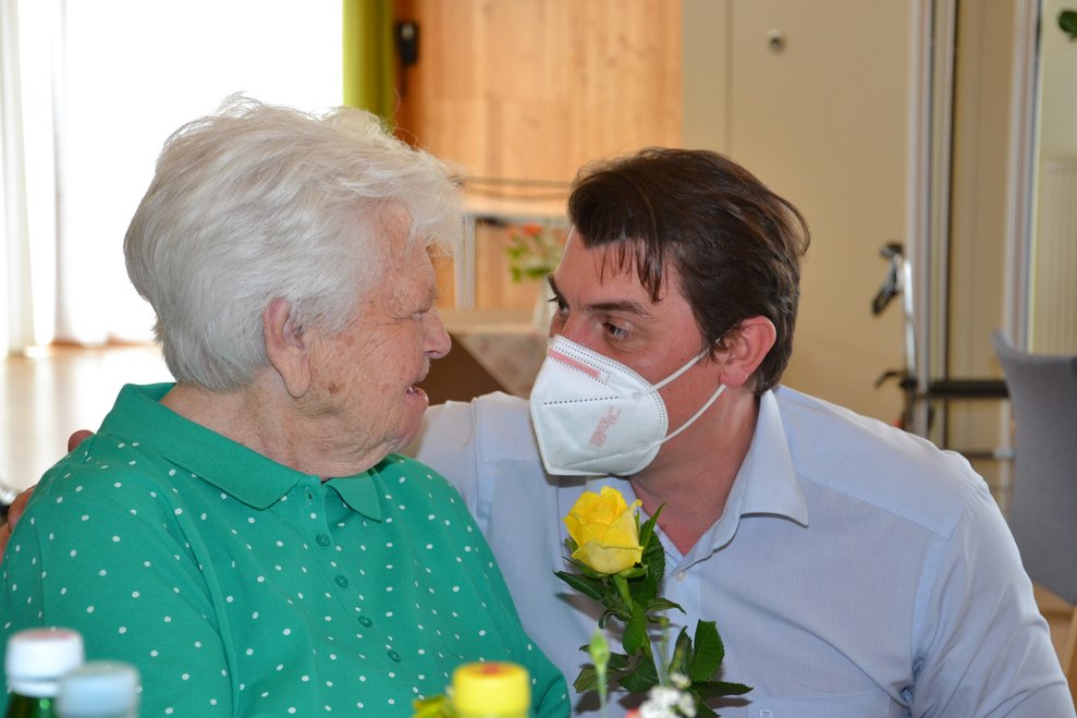 Direktor mit Bewohnerin