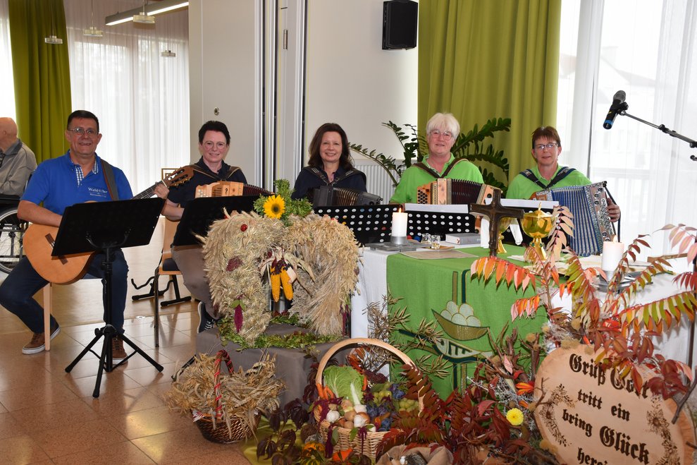 Die Musikerinnen und Musiker der Waldviertler Harmonikmusi