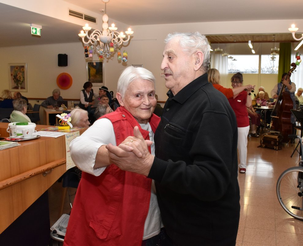 Frau und Herr Biegl tanzen.