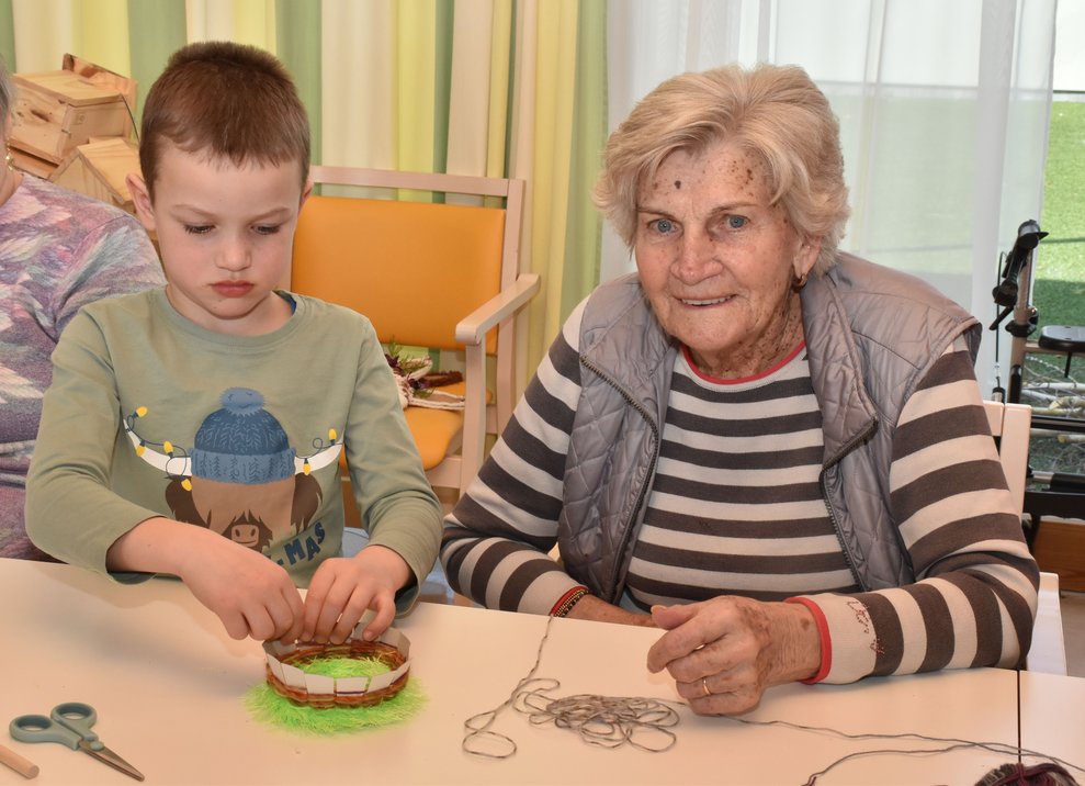 Ein Junge und eine Frau.