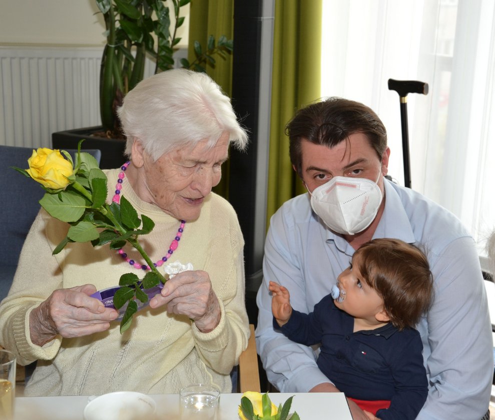 Bewohnerin kriegt eine Rose geschenkt