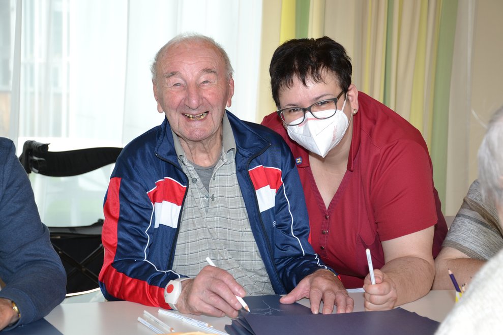 Bewohner und Betreuerin