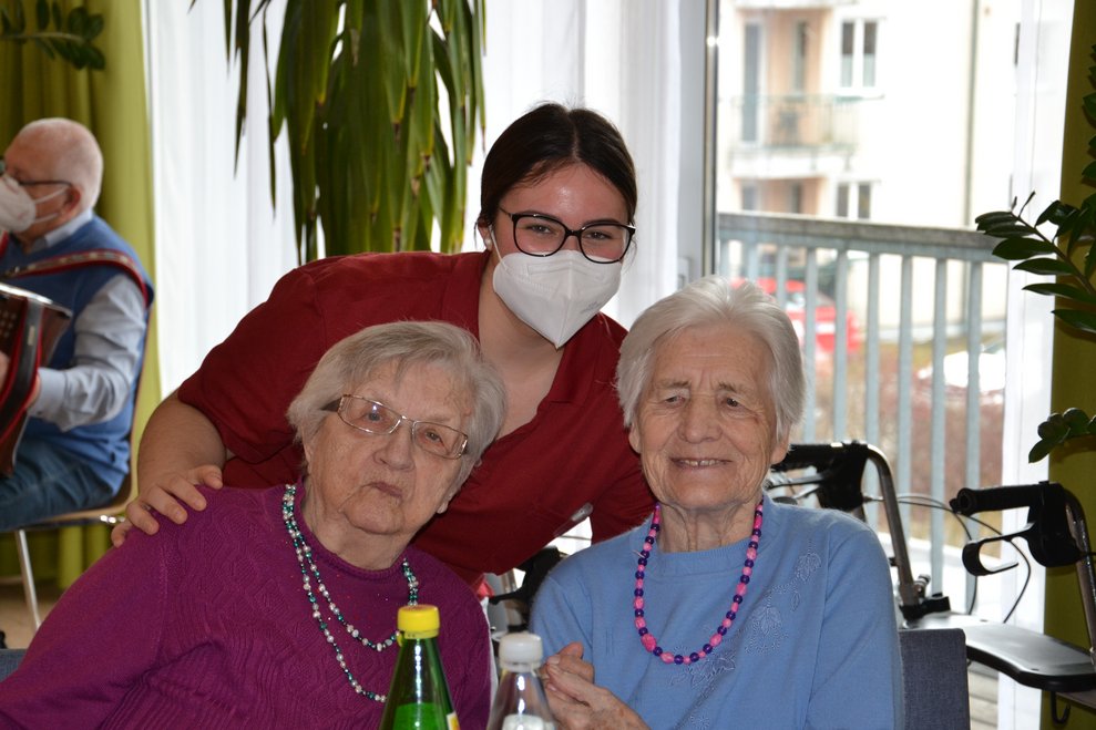 Betreuerin und Bewohnerinnen