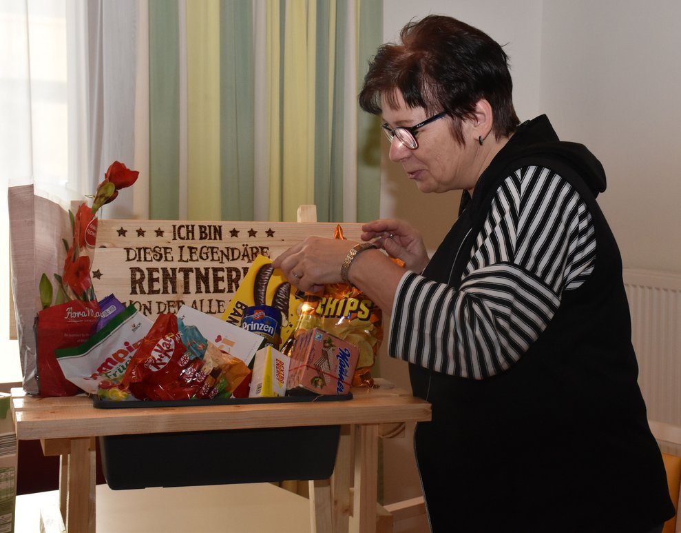 Christa Jungmann schaut den Inhalt des Bankerl an.