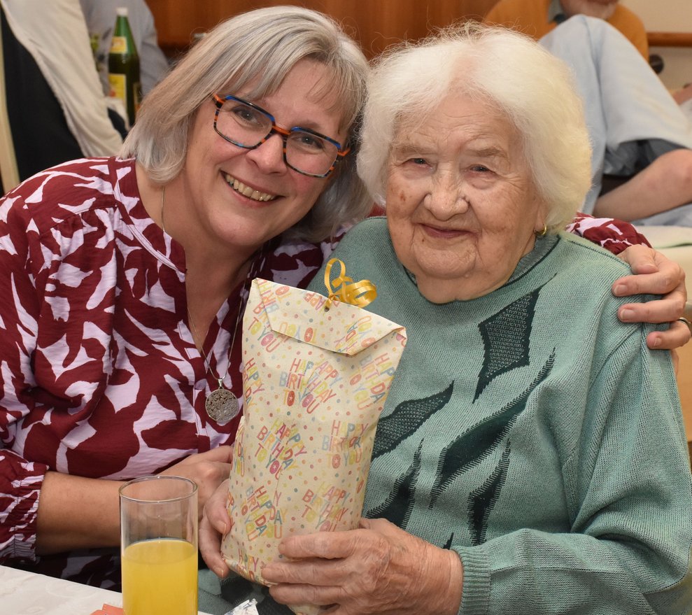 Heidemarie Hrauda mit Fr. Hermine Fröhlich