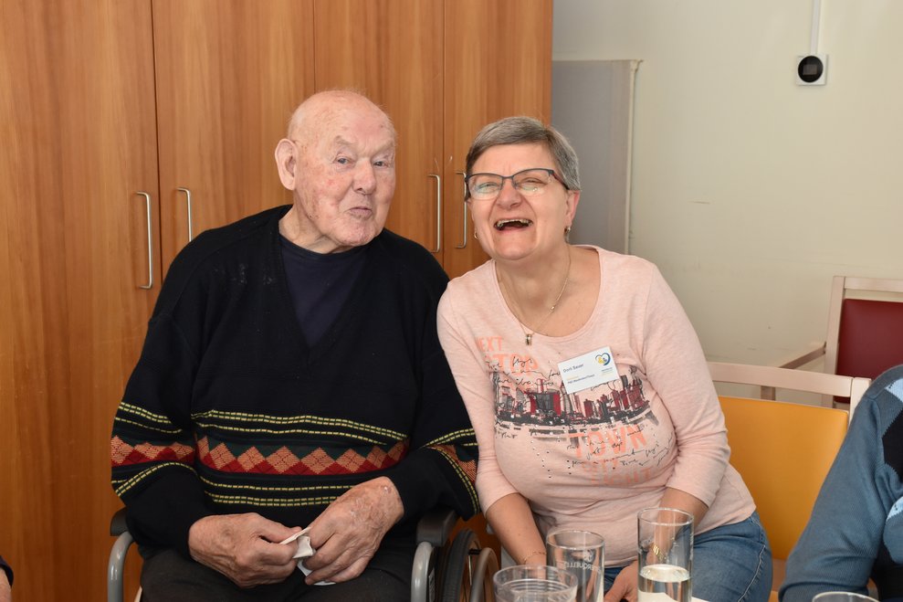 Herr Schmid und EA Dorli Sauer lachen herzhaft.