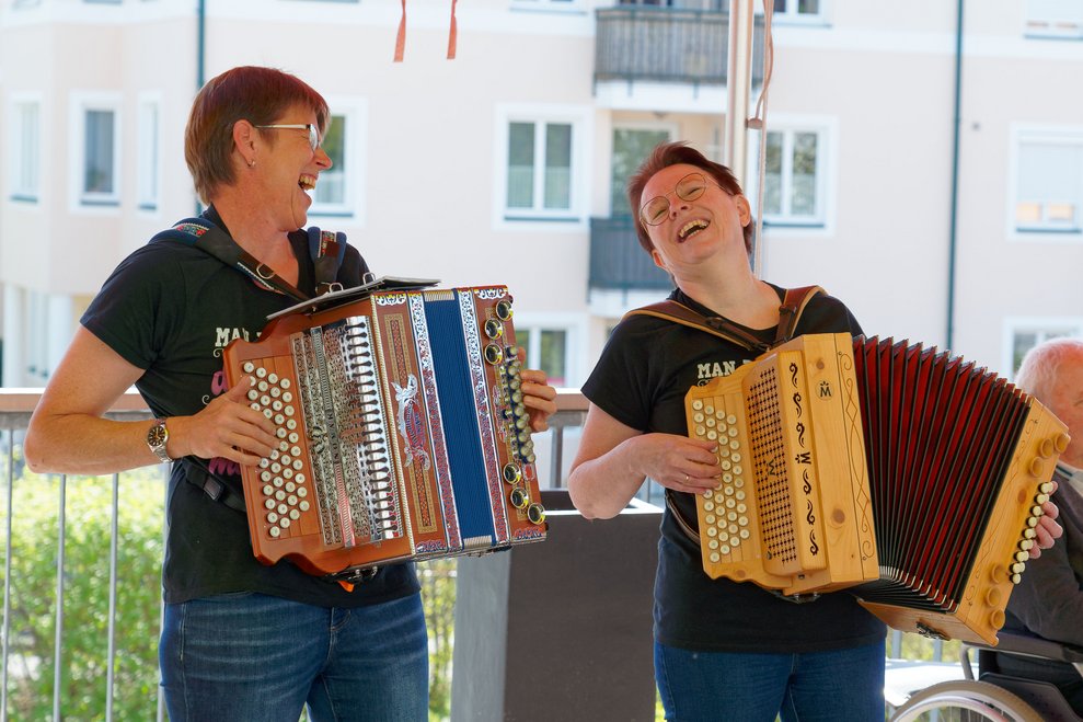 Musikantinnen spielen Akkordeon.