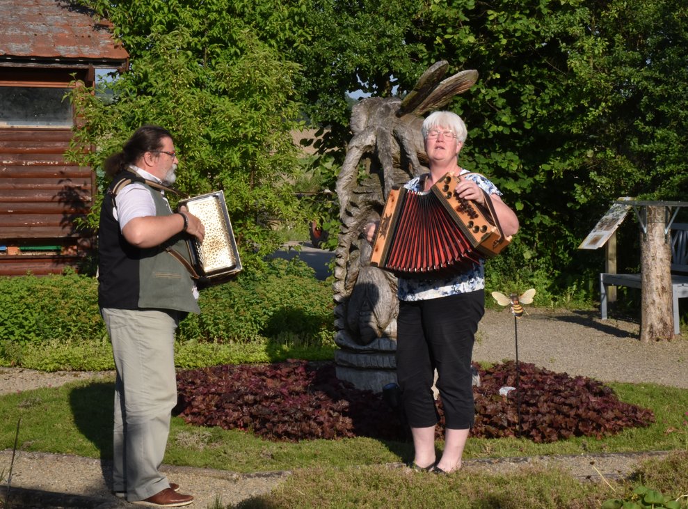 Zwei Musiker spielen Akkordeon.