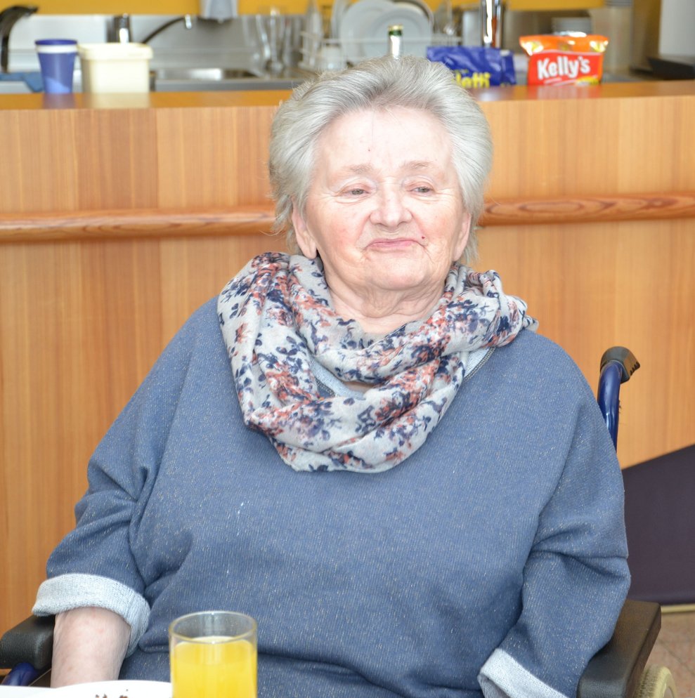 Frau Leni schmunzelt