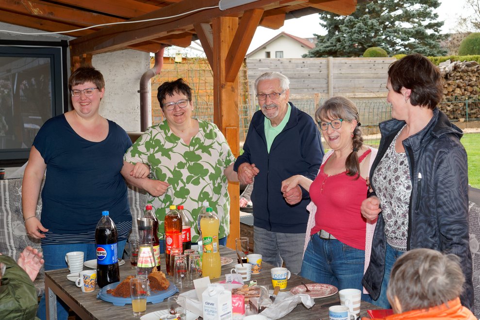 Die Gruppe schunkelt zur Musik.