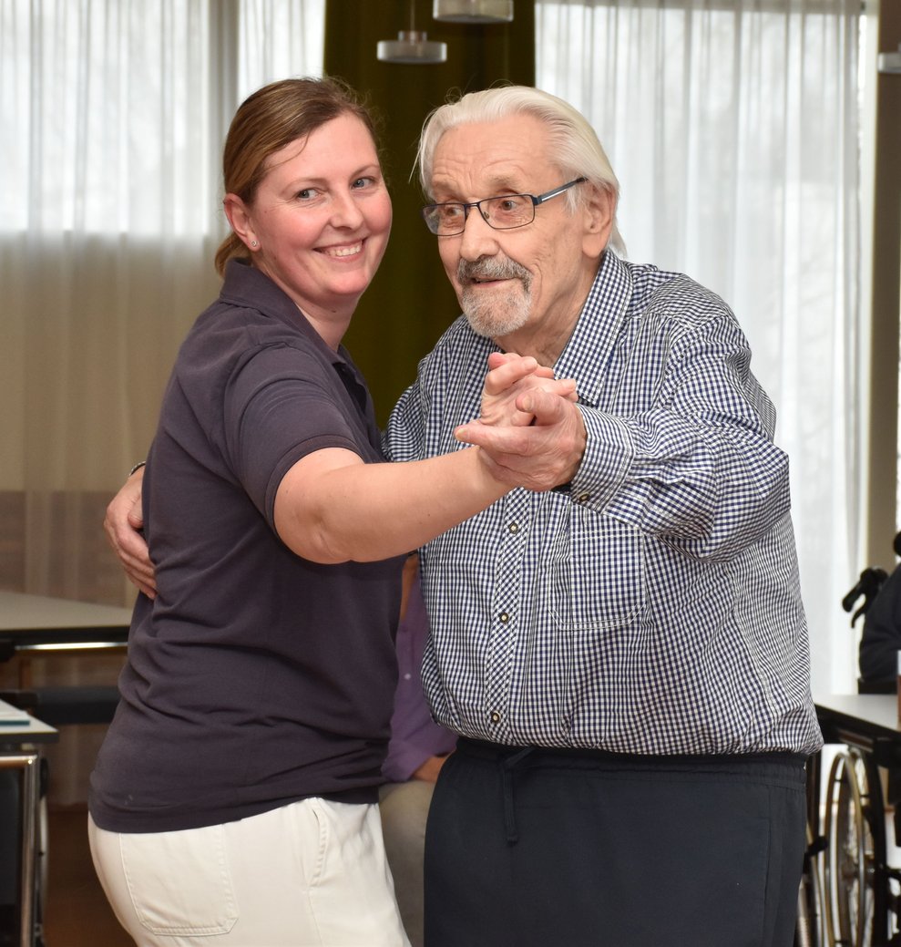 Eine Frau und ein Mann tanzen.