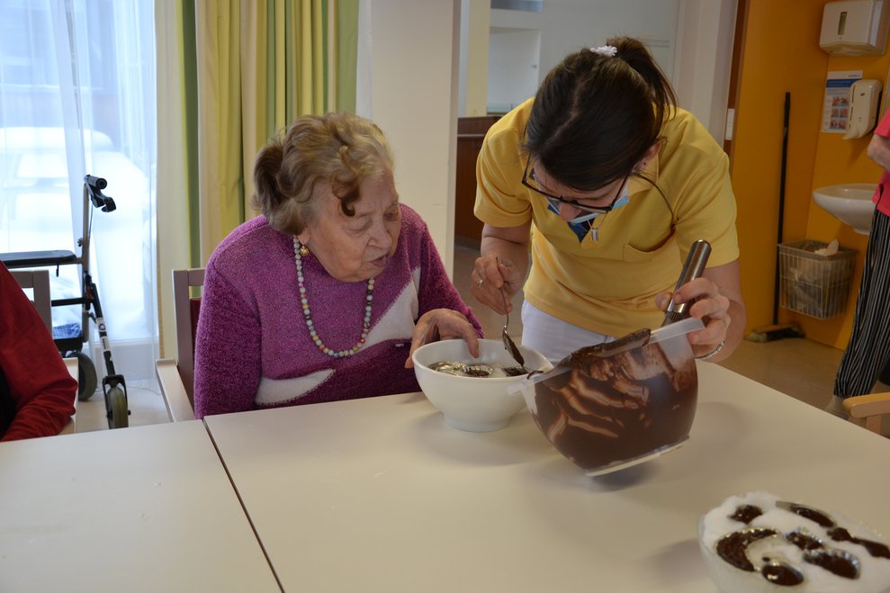 Bewohnerin und Betreuerin