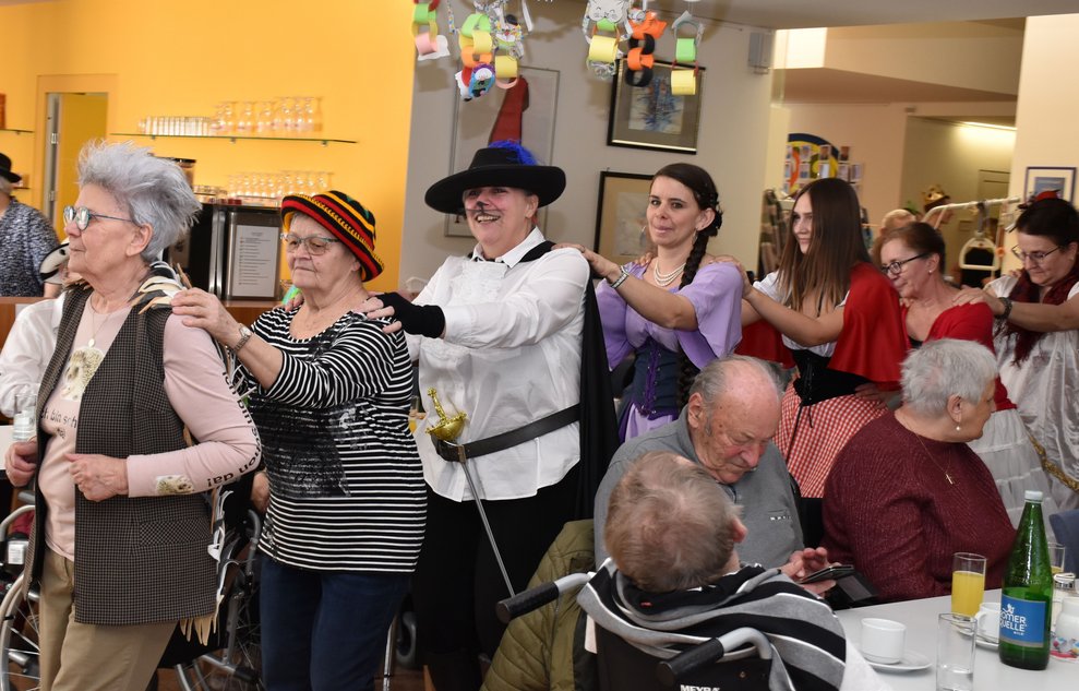 Einzug und Eröffnung mit maskierter Gruppe.