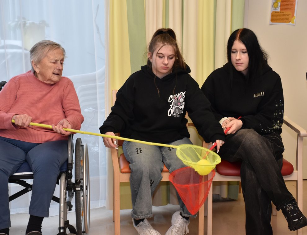 Zwei Schülerinnen und eine Bewohnerin.