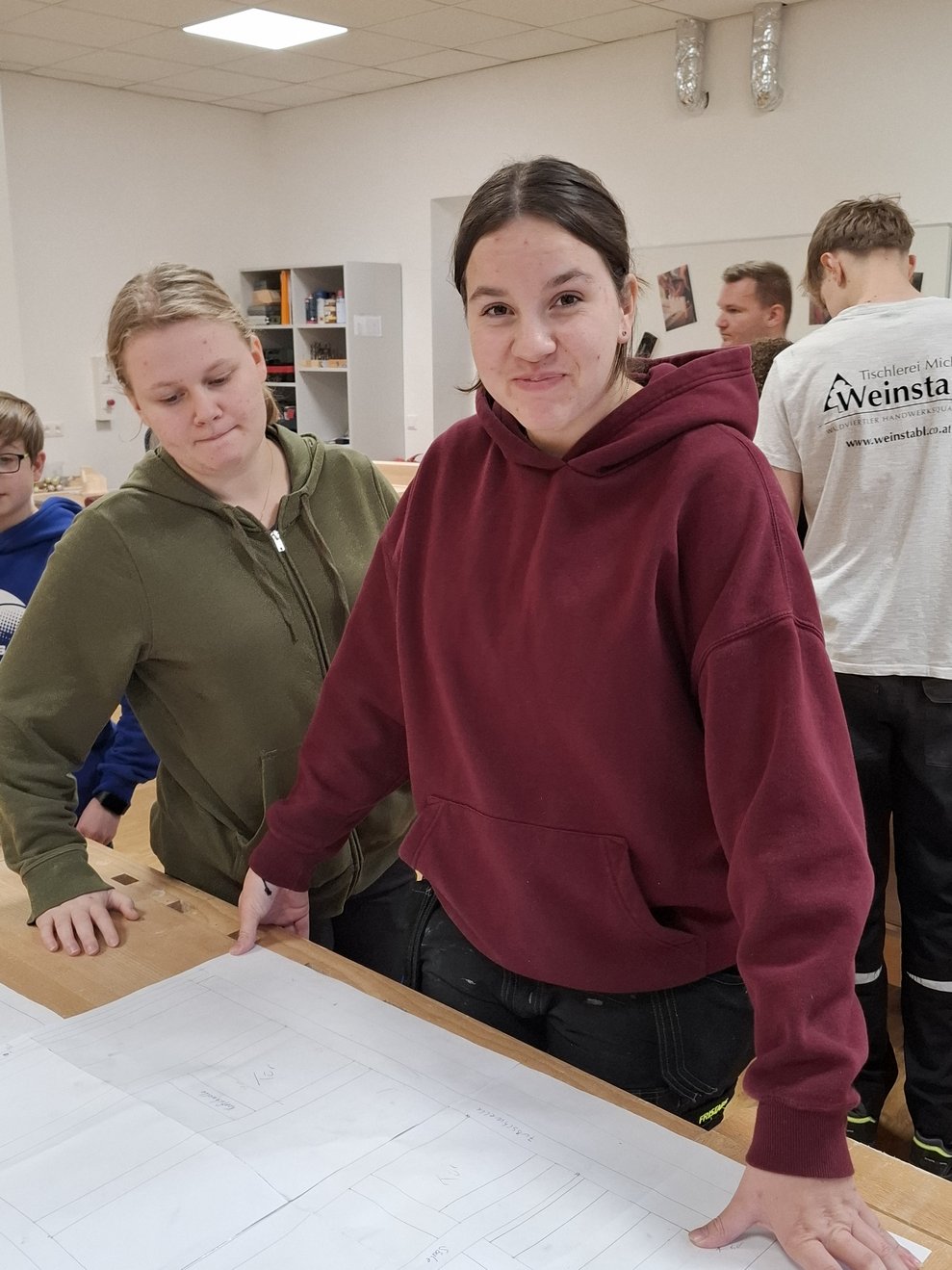 Foto von zwei Schülerinnen. 