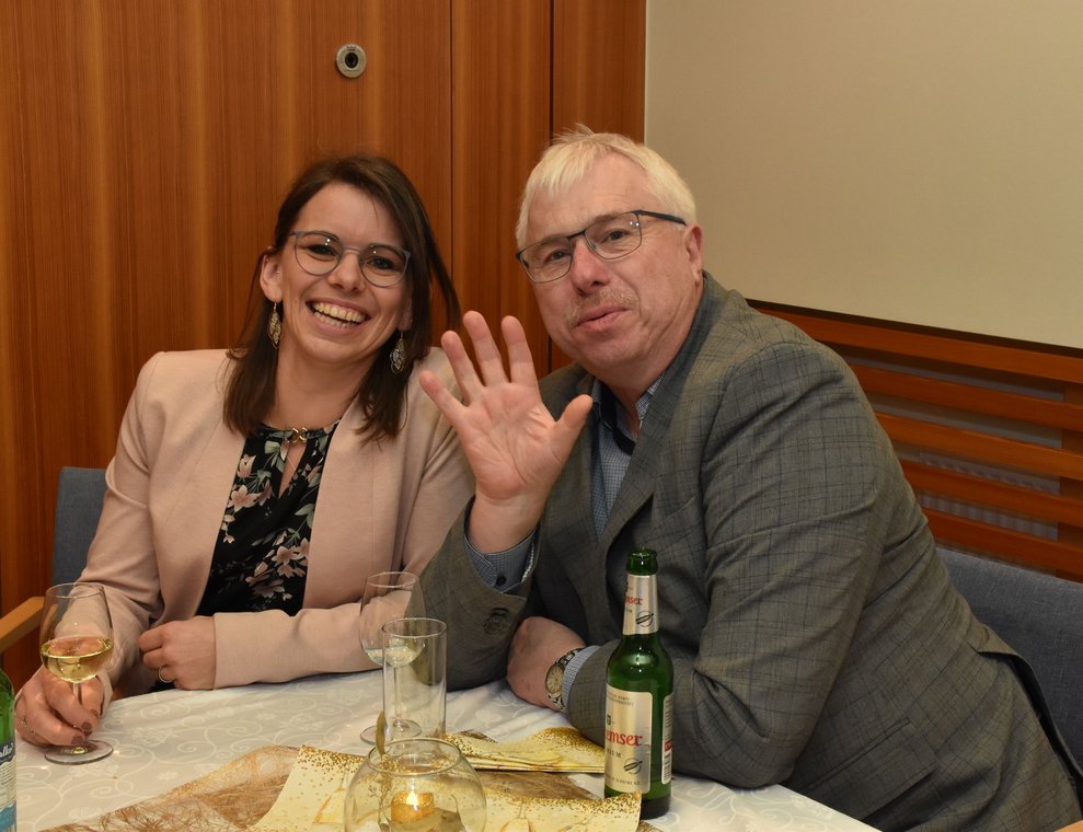 Eine Frau und ein Mann.