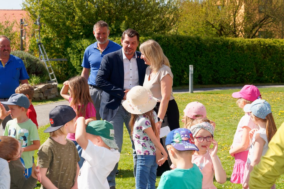 Rainer Hirschmann begrüßt die Kinder.