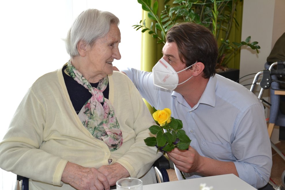 Direktor mit Bewohnerin