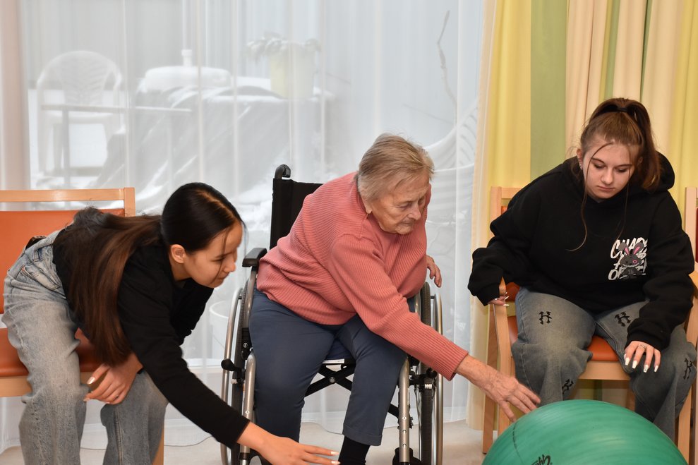 Zwei Schülerinnen und eine Bewohnerin.