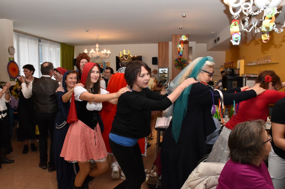 Polonaise wird getanzt.